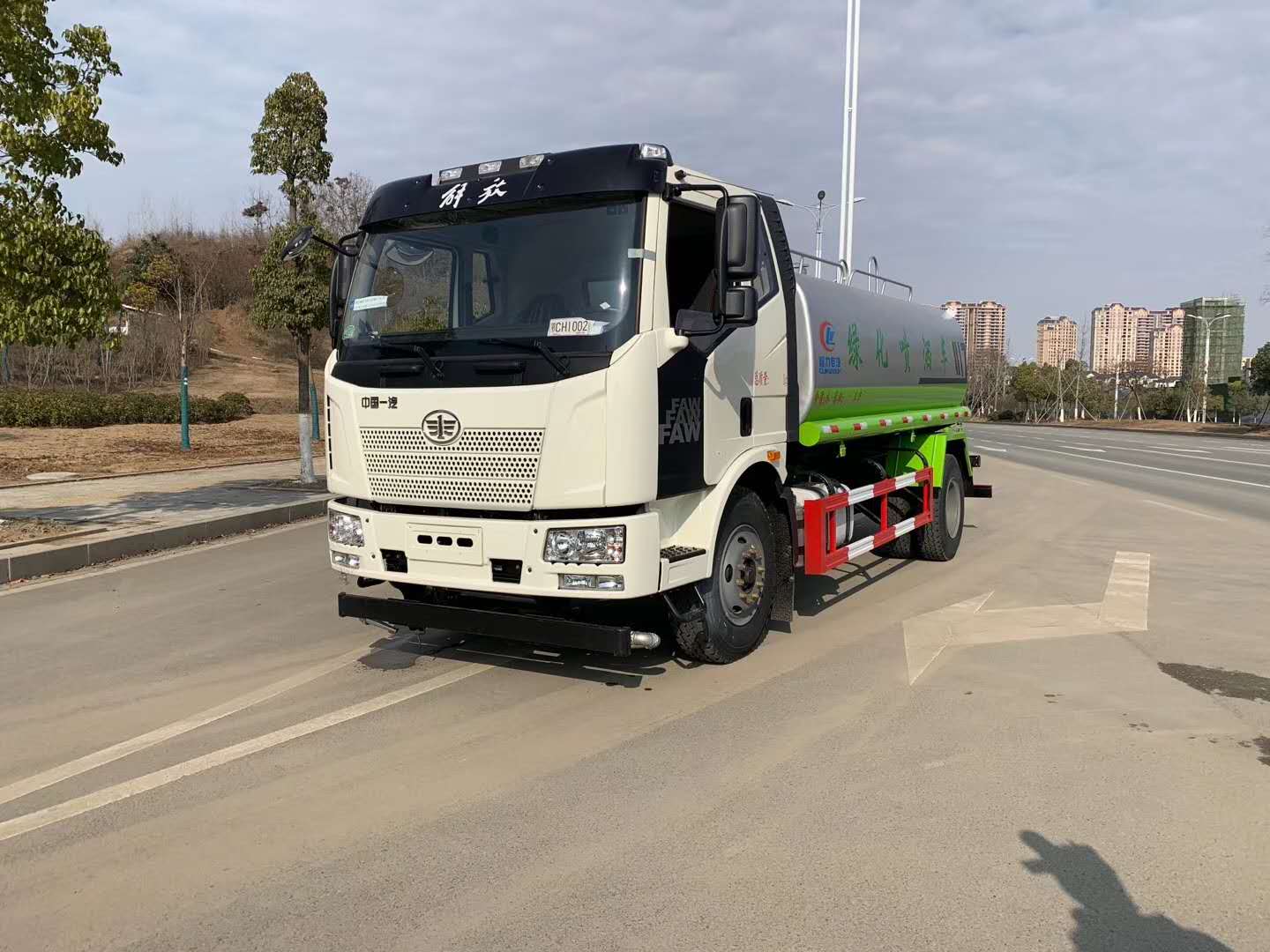 解放13-15立方洒水车（可加雾炮）