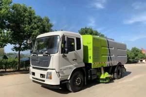 东风天锦18吨干湿两用扫路吸尘车