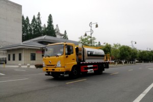 东风天锦8方智能型沥青洒布车