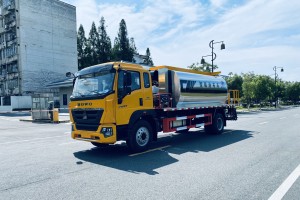 重汽13方智能型沥青洒布车